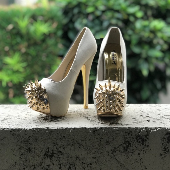 Shoes - 🛍 LAST PAIR 5.5 spikes platforms 👠💎